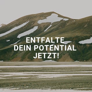 Berge mit Schrift "Entfalte dein Potential Jetzt!"