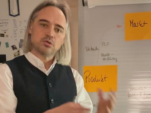 ChristophDill_Nahaufnahme_mit_Whiteboard_komprimiert